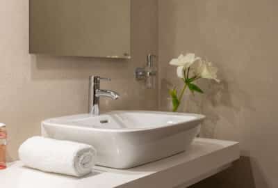 pose de lavabo dans la salle de bain