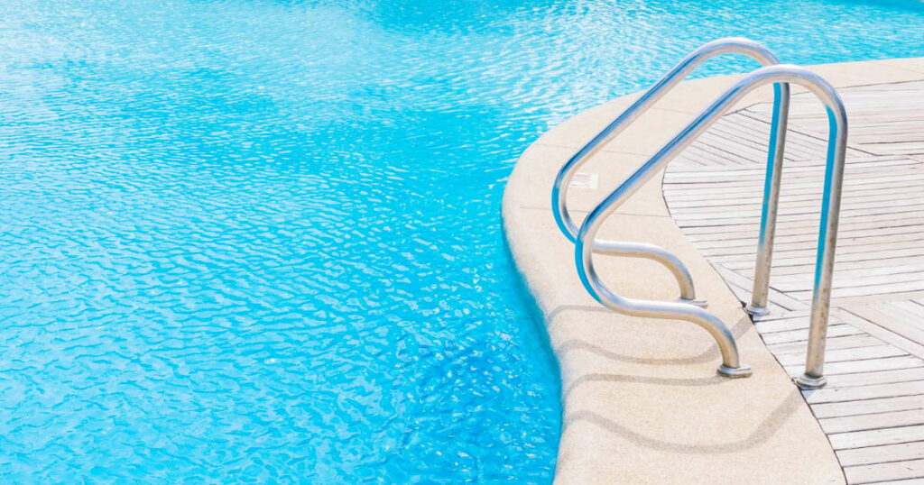 avantages piscine coque polyester