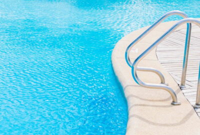 avantages piscine coque polyester